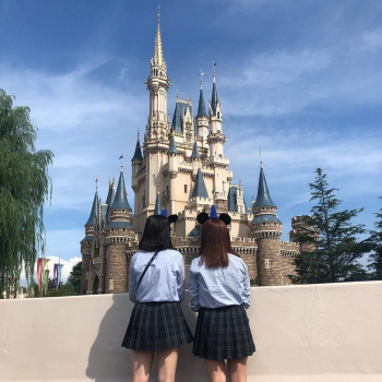 【画像】高校時代にこんな女子高生と制服ディ〇ニーしてない奴ｗｗの画像