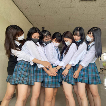 【画像】新栄ＪＫ見ると制服カワイイだけでカワイイ子が集まるんよなの画像