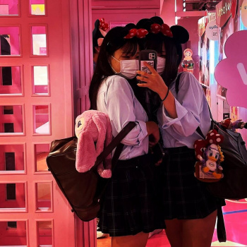 【画像】彼女とディ〇ニー行っても制服ＪＫにかしか目がいかんのだがｗｗの画像