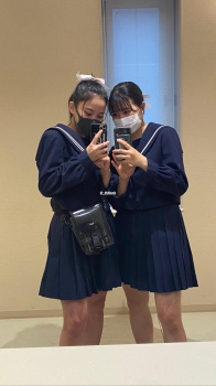 【画像】でっかい鏡の前に居れば女子高生を高確率で見られるぞｗｗの画像