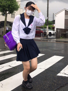 【画像】どんどん薄着になってく街撮り女子高生ちゃんに興奮してくるよなｗｗの画像