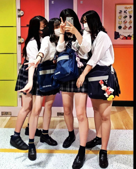 【画像】こんなカワイイ女子高生ちゃん達に囲まれて理性保てるか？ｗｗの画像