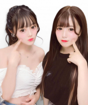 【画像】プリクラというプライベート空間で露出も気にしない私服ＪＫちゃん達の画像