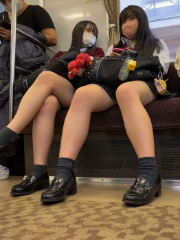 【画像】女子高生様にこう生意気そうにふとももを組んでもらって叱られたいよなｗｗの画像