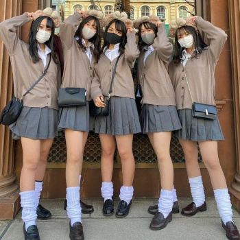 【画像】もはや無防備な制服ＪＫを見る為にディ〇ニー行き奴おるやろｗｗの画像