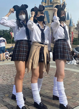 【画像】ディ〇ニーで無邪気に楽しむ制服ＪＫちゃんに心洗われるでの画像