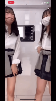 【画像】谷間ゆるゆるな今どき激カワＪＫちゃんのエチカワライブ配信の画像