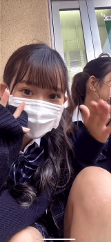 【動画】カワヨなミニスカＪＫちゃん２人のライブ配信でシコの画像