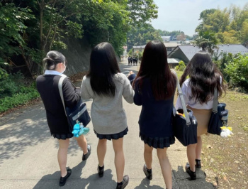 【画像】こんな女子高生の後ろ姿見ながらならどこまでついて行けるよなｗｗの画像