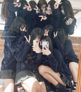 【画像】こんないっぱいの制服女子高生に囲まれてチンピクしないやつおる？ｗｗの画像