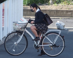 【画像】謎の力が働いてるとしか思えない自転車女子高生のスカートｗｗの画像