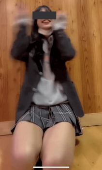 【動画】見えた！？陽気な激ミニ制服ＪＫちゃんのふとももがシコなライブ配信の画像