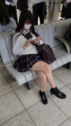 【画像】こんな風に生意気そうに足組む女子高生の前で土下座させられたいよなｗｗの画像