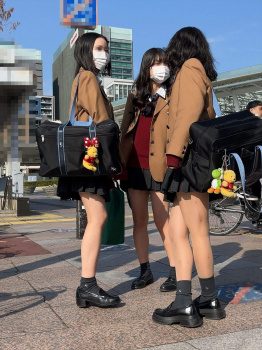 【画像】街でこんな制服ＪＫに遭遇した時っておまえらどうする？ｗｗの画像