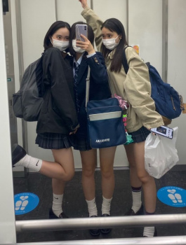 【画像】鏡の前で自撮りする女子高生たちに謎の青春感じるよなｗｗの画像