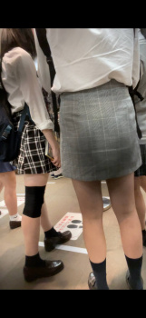 【画像】こんな制服ＪＫちゃん達の背後を取って男の理性保てる奴おる？ｗｗの画像