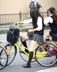 【画像】自転車通学女子高生にワンチャン期待して凝視奴おるやろ？ｗｗの画像