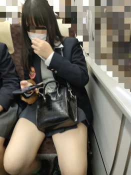 【画像】電車で目の前にこんなＪＫちゃんが居て何もせず居られる？ｗｗの画像