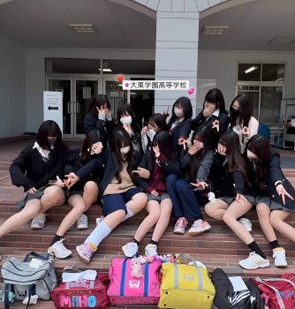 【画像】こんないっぱいの女子高生に囲まれたら脳もチンもイキまくり必至やろｗｗの画像