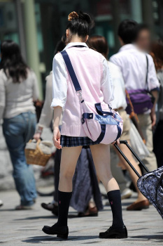 【画像】街でボーっとこんな女子高生眺めてるとまじでストレス無くなるよなｗｗの画像