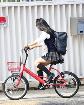 【画像】チャリンコ通学する制服ＪＫってスカートの中スースーしてるんよな？ｗｗの画像