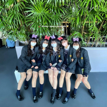 【画像】ばっちりおめかしして楽しむ女子高生がカワイイ制服ディ〇ニーの画像