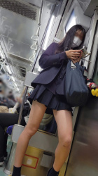 【画像】電車内に女子高生が居たら横目でチラチラ見てしまうよなｗｗの画像