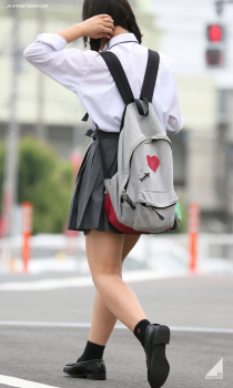 【画像】疲れた時はぼーっと街でこんな制服ＪＫを眺めたいよなｗｗの画像