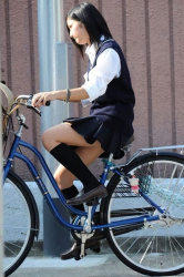 【画像】なぞの力が働いてスカートがめくれない自転車女子高生写真の画像