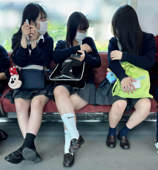 【画像】女子高生の行儀悪い足組みってＭ男にはたまらんやろｗｗの画像
