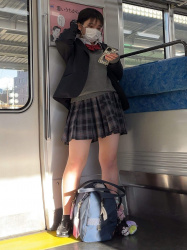 【画像】電車で女子高生が居たら如何に自然に良いポジション取れるかよなｗｗの画像