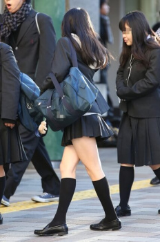 【画像】街でこんな制服ＪＫが居たらチラ見成人男性おるやろ？ｗｗの画像