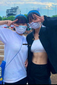 【画像】体育祭で女子高生がヘソ出しコーデしてんのクソえろいｗｗｗの画像