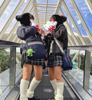 【画像】ディ〇ニーに制服ＪＫが多い時期ってやっぱ長期休みの時期？の画像