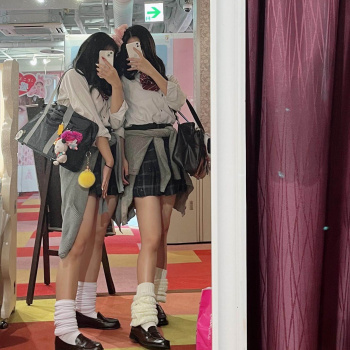 【画像】ルーズソックス履くと女子高生のギャル感とエロさ倍像よなｗｗの画像
