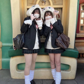 【画像】ディ〇ニーで思い出作り中の制服ＪＫと子造りしたいんゴｗｗの画像