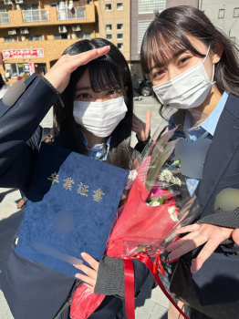 【画像】卒業式でこの無垢な女子高生も今は先輩にパコられてるんだろうか･･･の画像