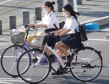 【画像】チャリンコ女子高生が居たらまずふともも→顔→ふとももの順番で見るよなｗｗの画像