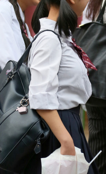 【画像】衣替え完了な街撮りシャツＪＫちゃんの画像