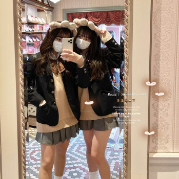 【画像】制服ディ〇ニーする女子高生、だいたいカワイイ説の画像