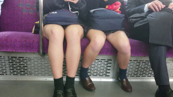 【画像】電車で対面にこんな制服ＪＫちゃん達が来たらどうする？ｗｗの画像