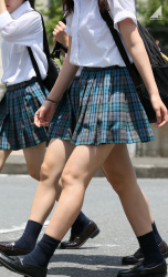 【画像】夏服女子高生が暑さでシットり汗シミが見えたらたまらんよなｗｗの画像