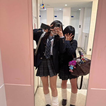 【画像】高校時代に制服女子高生とデカ鏡前でこういう写真撮りたかったよな・・・の画像