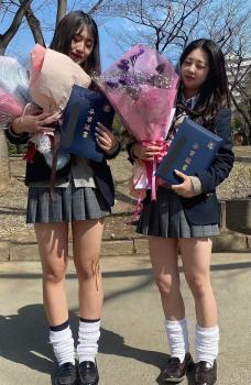【画像】卒業式の日から一気に価値が半減してしまう女子高生･･･泣の画像