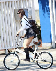 【画像】颯爽と自転車通学する女子高生のチラリズムにうずうずの画像