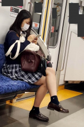 【画像】女子高生の生意気そうな足組み姿にゾクゾクしますの画像