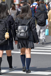 【画像】こういう街でふと見かける女子高生が良いんよな～ｗｗの画像