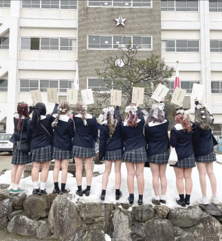 【画像】卒業式、それは制服女子高生が無価値女さんになる日なのです・・・の画像