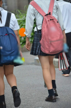 【画像】街で制服ＪＫがいたらやっぱりふともも凝視しちゃうよなｗｗの画像