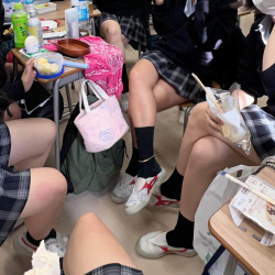 【画像】女子高生に目の前でこんな風に足組みされてもむしろ感謝だよなｗｗの画像